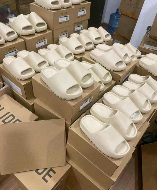 YEEZY SLIDES - Pallets - Image 3