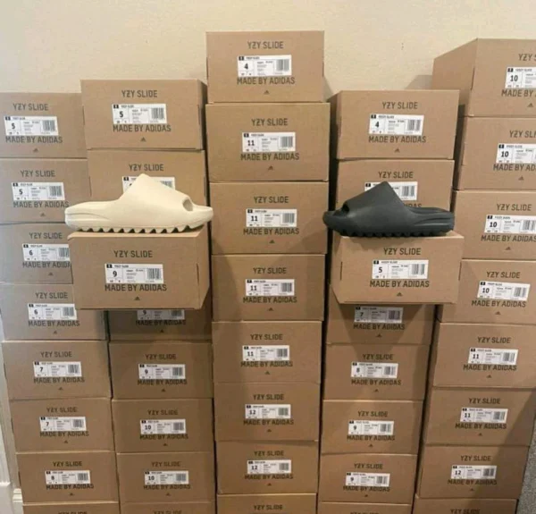 YEEZY SLIDES - Pallets - Image 2